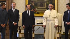 Manuel Valls à Rome à côté du pape François et du président de la République François Hollande en janvier 2014