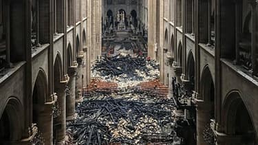 Les décombres à l'intérieur de Notre-Dame de Paris.
