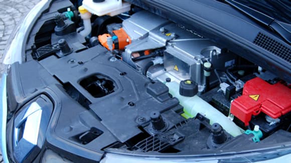 Finalement, on n'y voit ni plus ni moins que sous le capot d'une voiture à essence! Finalement, on n'y voit ni plus ni moins que sous le capot d'une voiture à essence!