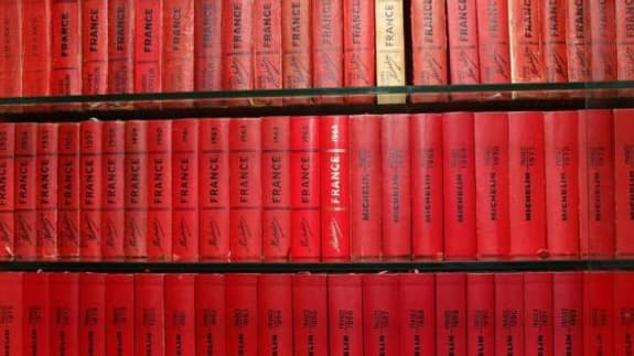 Collections de guides Michelin au siège du groupe, à Paris.