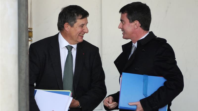 Jean-Pierre Jouyet et Manuel Valls ont affiché une certaine sérénité en pleine tempête, mercredi à la sortie du Conseil des ministres.