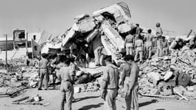 Des sauveteurs tentent de retrouver les victimes, le 2 mars 1960, dans les ruines des maisons effondrées à la suite du violent séisme qui a ravagé la ville d'Agadir le 29 février, faisant 12.000 morts