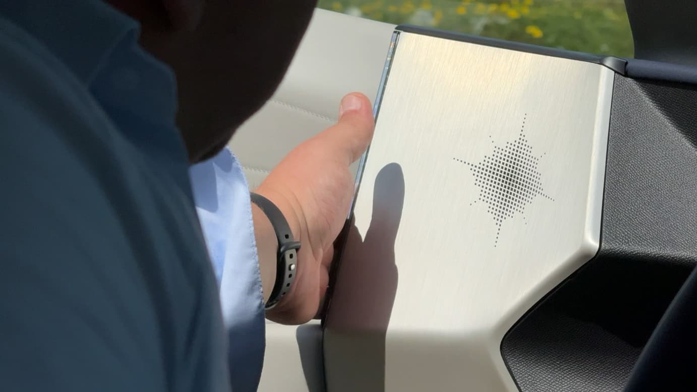 This element of the door plays both the role of the mango and the speaker of the sound system. This element of the door plays both the role of the mango and the speaker of the sound system.