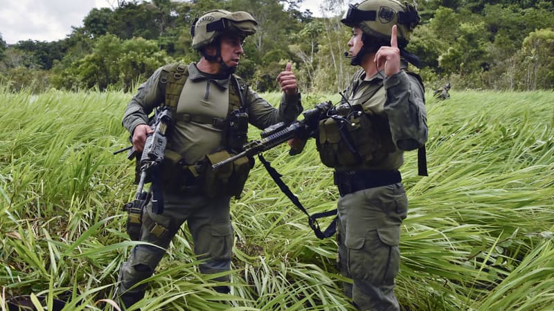 Deux policiers colombiens (photo d'illustration)
