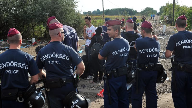Les policiers hongrois bloquent le passage à la frontière le 14 septembre 2015