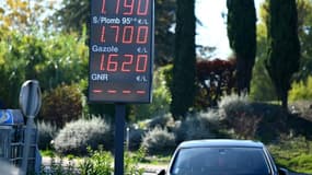 Les prix des carburants affichés à une station-service, le 26 octobre 2021 à Gardanne