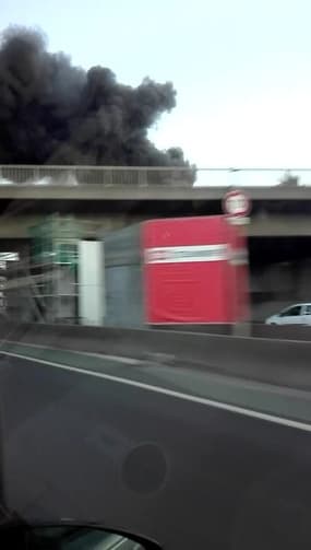 Panache de fumée sur l'A86 vers Orly - Témoins BFMTV