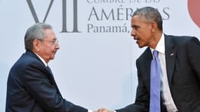 Raul Castro et Barack Obama, lors de leur poignée de main historique, le 11 avril dernier.