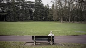 Un homme assis sur un banc du Parc de la Tête d'Or à Lyon en décembre 2012.