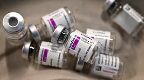 Des flacons de vaccin AstraZeneca vides après leur utilisation dans un centre de vaccination à Madrid, le 24 mars 2020