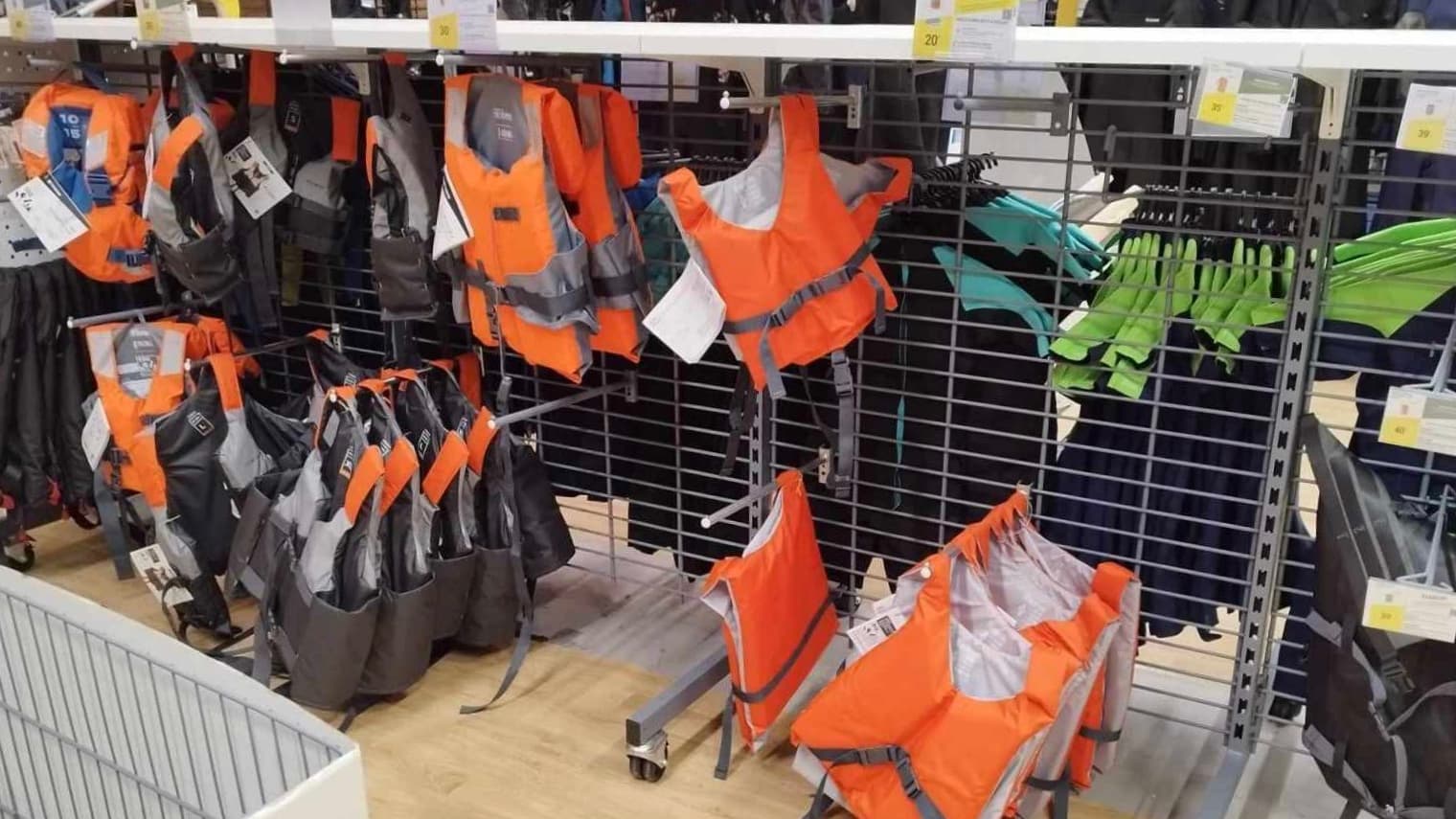 Traversées de la manche: un maire déplore la vente de gilets de sauvetage dans un decathlon de calais