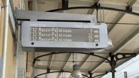 Le temps d'attente sur le T12 en direction de Massy-Palaiseau le 6 mars 2024.