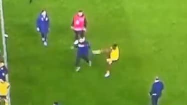 Le coup de pied arrière de Michy Batshuayi contre un supporteur de Trabzonspor