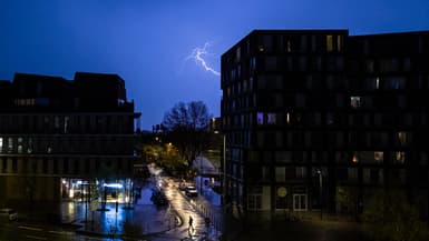 Un éclair lors d'un orage à Lille, dans le nord de la France, le 8 avril 2024.