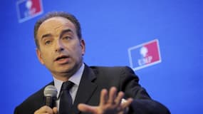 Jean-François Copé a déclaré que Jean-Marc Ayrault s'est rendu coupable d'un "mensonge d'Etat" en affirmant que neuf Français sur 10 seraient épargnés par les hausses d'impôts prévues dans le budget 2013. /Photo prise le 11 juillet 2012/REUTERS/Philippe W