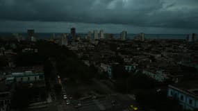 Une vue générale de la ville lors d'une panne d'électricité à l'échelle nationale causée par une panne de réseau à La Havane, prise le 18 octobre 2024.