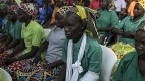 Certaines des lycéennes de Chibok libérées attendent à Abuja le 8 mai 2017