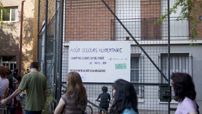 Bénéficiaire de l'aide alimentaire, faisant la queue devant un local de l'association Août secours alimentaire, à Paris.