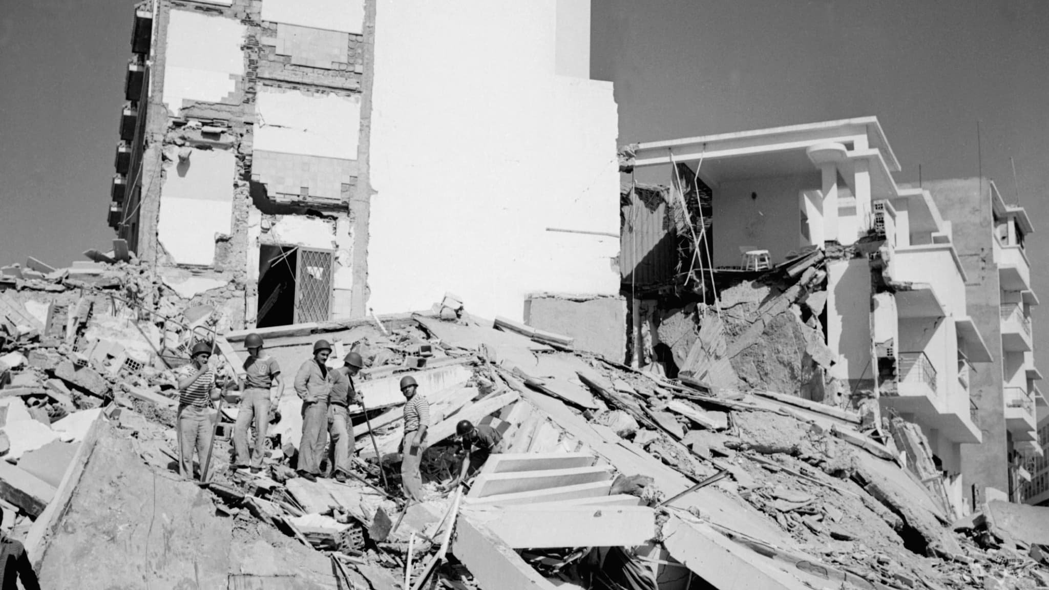 Des sauveteurs tentent de retrouver les victimes, le 2 mars 1960, dans les ruines des maisons effondrées à la suite du violent séisme qui a ravagé la ville d'Agadir.