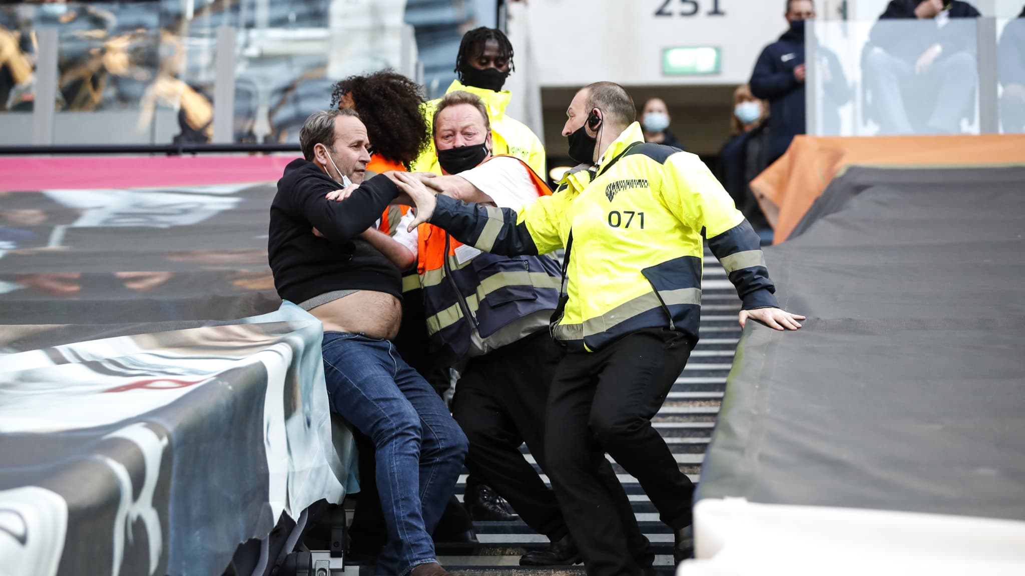 Les supporters de Tottenham et les stewards