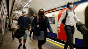 Des personnes dans le métro à Londres, le 20 octobre 2021
