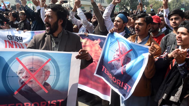 Des Pakistanais manifestent à Lahore contre l'Inde, le 27 février 2019.