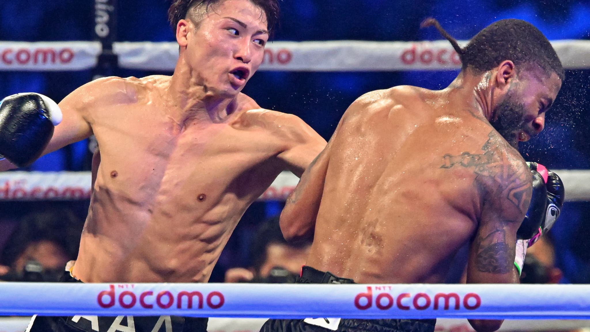 Naoya Inoue (de face) lors de son combat contre Stephen Fulton en juillet 2023