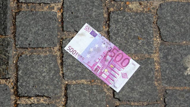 Selon des « sources bancaires », Reuters précise que dès 2018, l’impression et la distribution de ces coupures dans les distributeurs et en agences s’arrêteront.