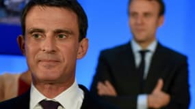 Le Premier ministre Manuel Valls devant le ministre de l'Economie Emmanuel Macron, le 20 mai 2016 à Privas