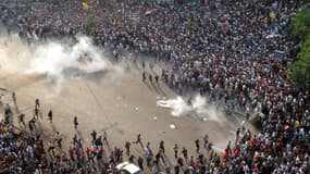 Au Caire, des manifestants islamistes pro Mohamed Morsi dipersés par la police qui tire des gaz lacrymogènes.