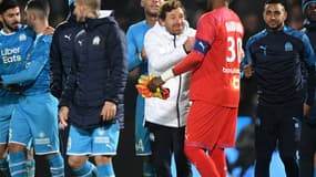 André Villas-Boas serre la main de Steve Mandanda