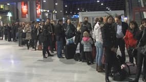 De longues files d'attente se sont formées à l'aéroport de Nice à la suite des annulations de vol