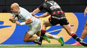 L'arrière irlandais du Racing 92, Simon Zebo, marque un essai lors du match de Top 14 face à Lyon, à Nanterre, le 13 février 2021