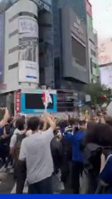 Mondial 2026: les Japonais célèbrent leur équipe, avant de se disperser à la première sommation de la police