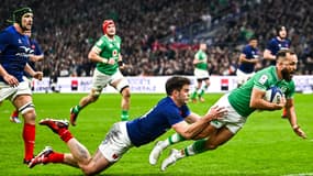 Damian Penaud face à Jamison Gibson-Park lors de France-Irlande, le 2 février 2024.