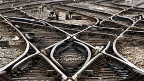 Le trafic à la SNCF est légèrement perturbé ce vendredi matin, la CGT et Sud-Rail ayant appelé les cheminots à poursuivre le mouvement entamé mardi soir. /Photo prise le 7 avril 2010/REUTERS/Jean-Paul Pélissier