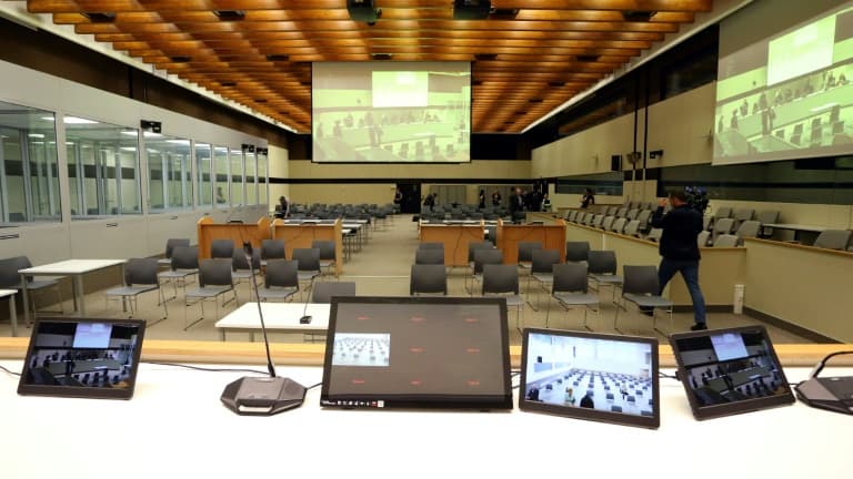 La salle du tribunal de Bruxelles, le 19 avril 2022, où se déroule le procès de 14 personnes soupçonnées d'avoir apporté une aide aux auteurs des attentats jihadistes du 13 novembre 2015 à Paris