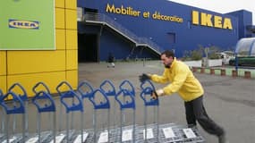 L'ancien responsable de la sécurité d'Ikea en France, licencié au printemps, assure que l'espionnage d'employés par des officines payées par l'entreprise lui était demandé par la direction. /Photo d'archives/REUTERS/Olivier Pon