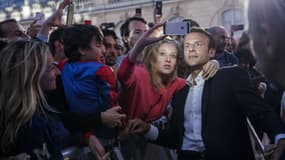 Emmanuel Macron en plein bain de foule le 21 juin à l'Élysée. 