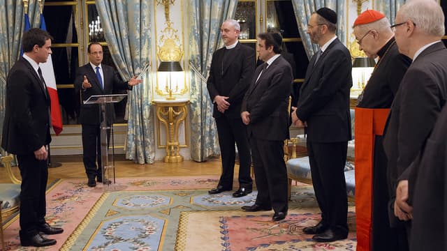 Le président François Hollande et Manuel Valls (à gauche), adressent leurs vœux de bonne année aux représentants des cultes en France (chrétiens, juifs, musulmans, bouddhistes), le 8 janvier 2013. (Photo d'illustration)