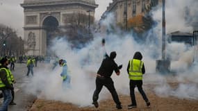 Un manifestant jette un projectile lors du mouvement des gilets jaunes samedi 1er décembre près de l'Arc de Triomphe à Paris.