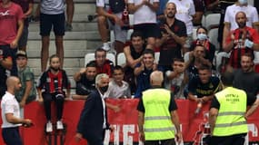 Le président de Nice Jean-Pierre Rivère après s'être adressé à ses supporteurs, lors du match contre l'OM, le 22 août 2021