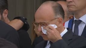 Bernard Cazeneuve est apparu ému vendredi lors des obsèques d'Hervé Cornara.