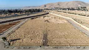 Une vue aérienne montre un site qui pourrait être une fosse commune près du pont de Bagdad à Adra, à environ 35 kilomètres à l'est de Damas, le 25 décembre 2024.