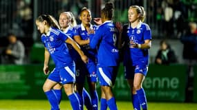 Les joueuses de Strasbourg célèbrent un but face à Saint-Etienne le 23 avril 2025