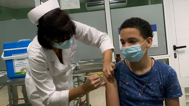 Un adolescent reçoit le vaccin cubain Soberana contre le Covid-19, dans le cadre d'un essai clinique sur les enfants et adolescents, le 24 août 2021 à La Havane