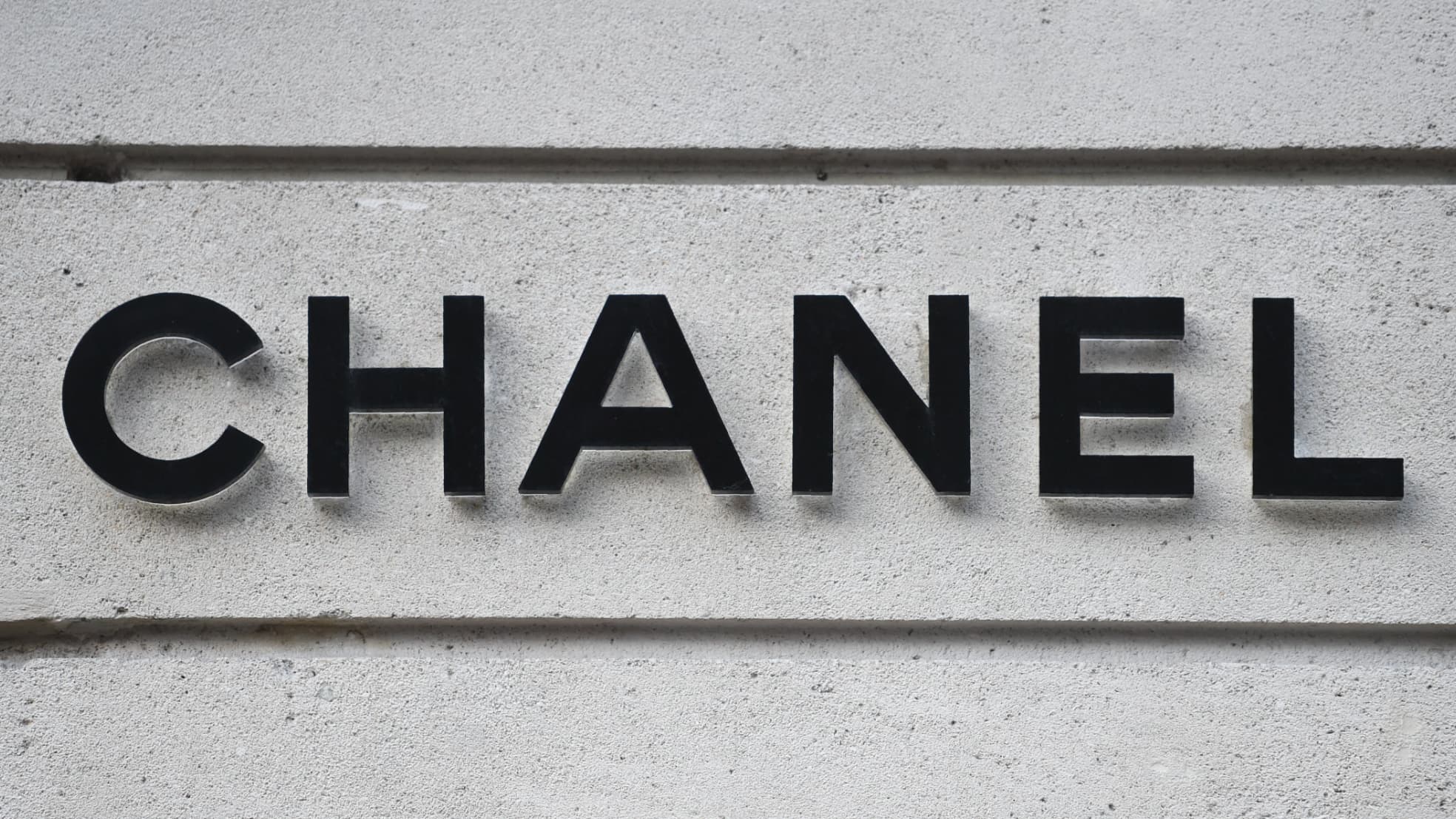 UNE BOUTIQUE CHANEL BRAQUÉE À LA VOITURE-BÉLIER À PARIS, LE PRÉJUDICE EN COURS D'ÉVALUATION