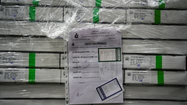 Des cartons contenant des flacons du vaccin AstraZeneca-Oxford dans une pièce de stockage réfrigérée à l'Institut Serum, le 22 janvier 2021 à Pune, en Inde