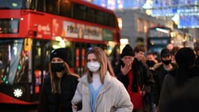 Sur Regent Street, dans le centre de Londres, à la veille de l'entrée en vigueur de nouvelles restrictions le 15 décembre 2020