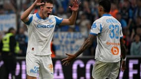 Les joueurs de l'OM célèbrent leur victoire au Vélodrome sur le PSG